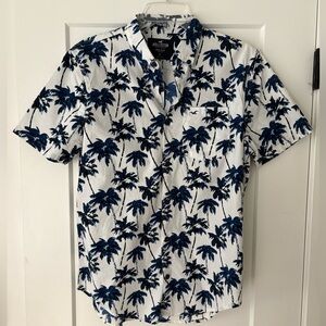 Hollister Men's White and Blue Tropical Shirt